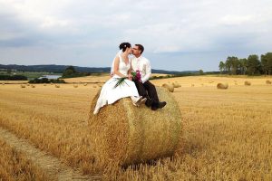 Brautpaar feiert Traumhochzeit auf Rügen mit Hanomag Tours aus Sassnitz an der Ostsee | Hochzeitsportal Rügen