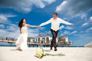 Heiraten auf Rügen am Strand vor der Seebrücke im Ostseebad Sellin | Hochzeitsportal Rügen