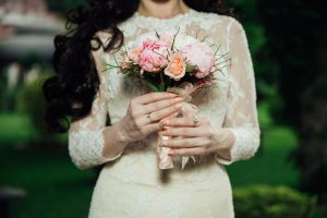 Braut im Hochzeitskleid mit Blumenstrauß auf der Insel Rügen | Hochzeitsportal Rügen