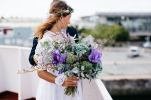 Heirat auf der Insel Rügen an der Ostsee – Braut im Hochzeitskleid mit Blumen | Hochzeitsportal Rügen
