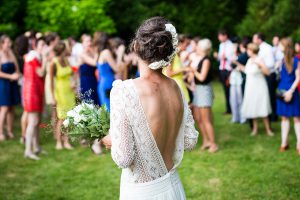 Brautstrauß werfen während der Hochzeit auf der Insel Rügen an der Ostsee | Hochzeitsportal Rügen